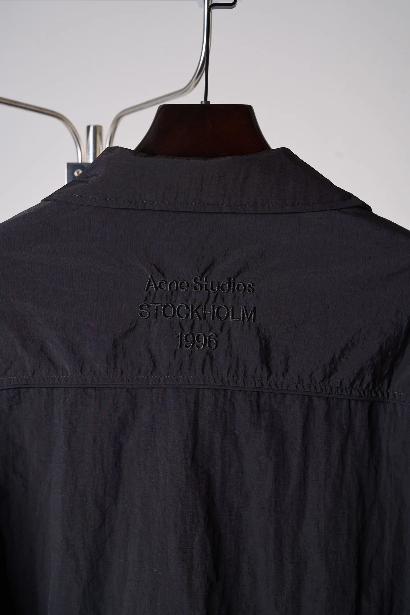 [Real auction] Acne Studios lapel short jacket [In Stock] 32 34 36 The fabric is made of 100% nylon (nylon/polyamide fiber) 75D high-density wrinkled nylon. The fabric has been permanently pressed and shaped by high temperature, and washed with high-pressure wrinkles at the factory to form its own irregular texture, permanently retaining the wrinkled texture, which will not disappear after washing. Matte matte coating removes the plastic glossy surface of nylon itself to create a low-key matte paper feel. Three-proof micro-coating, weak waterproof, anti-fouling, anti-static treatment, not easy to get dust. The interior is made of full-width mesh Breathable nylon lining, which reduces the stickiness of the nylon fabric to the body, improves air circulation, prevents sweating from sticking to the skin, and the zipper does not rub against the skin. The version adopts the raglan split topstitching process, and the front and rear panels are divided diagonally to expose even stitching. The three-dimensional dropped shoulders are loose and the fit is increased to increase the margin of movement. The back neckline is three-dimensional and high-density computer embroidered, and the embroidery lines are dense and not prickly. Customized all-metal matte nylon zipper, Genuine Leather embossed brand letters on the zipper leather tab, zipper tape with same color nylon fit to the body, double-locked reinforcement on both sides of the zipper to prevent pulling and tearing.